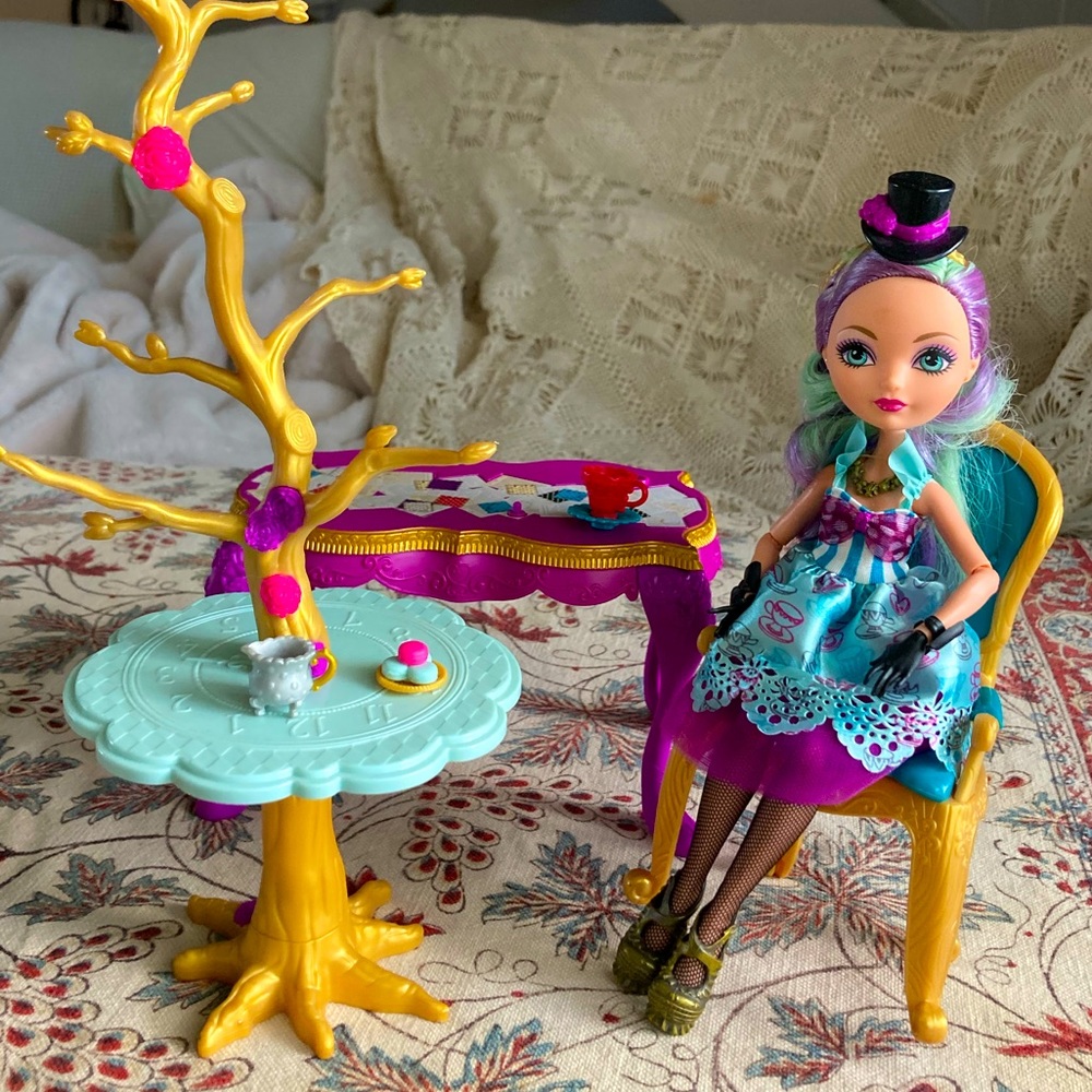 Ever After High Madeline Hatter table and chair and tree table. 3 cups included.